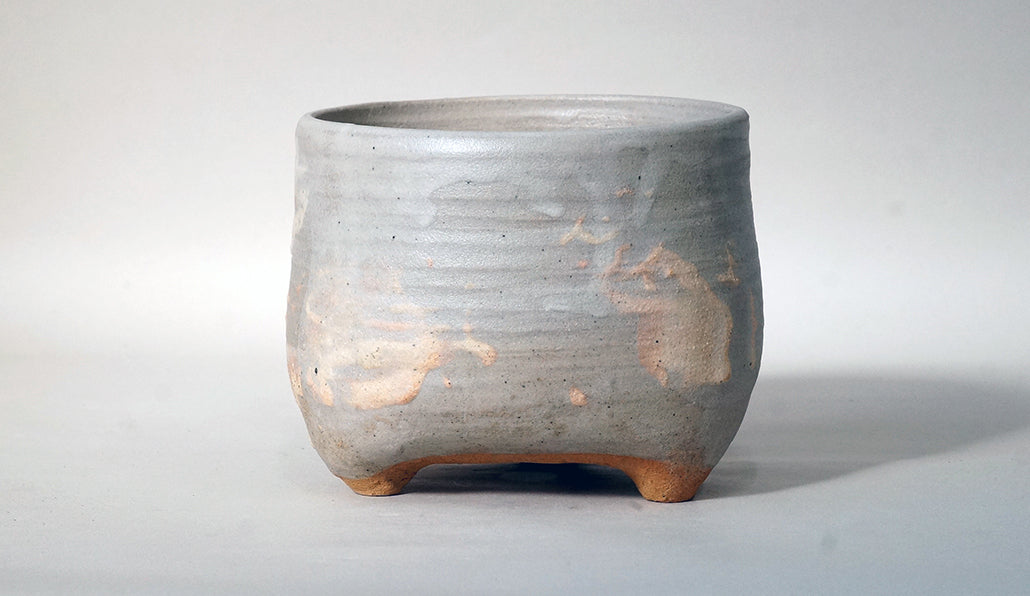 グレーとベージュの三つ脚丸鉢 艸屋 12.8cm A003