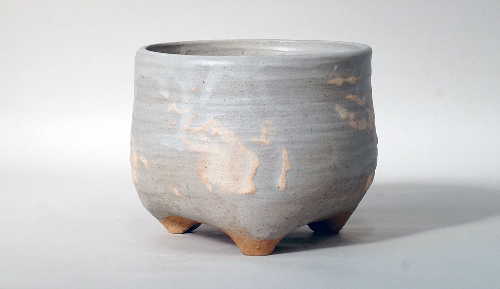 グレーとベージュの三つ脚丸鉢 艸屋 12.8cm A003