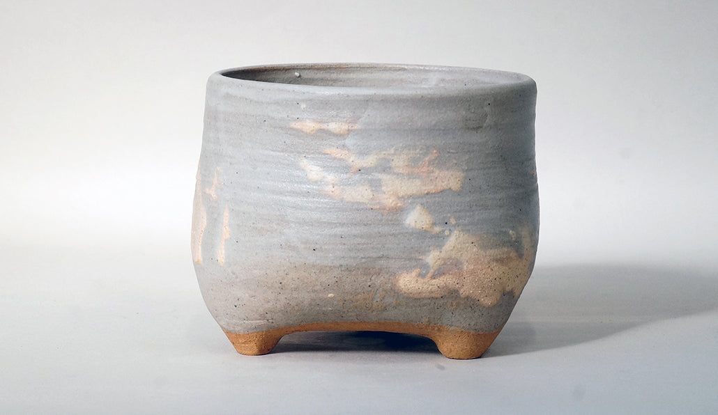 グレーとベージュの三つ脚丸鉢 艸屋 12.8cm A003