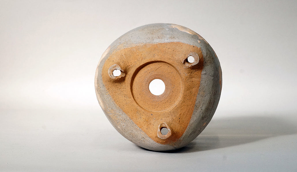 グレーとベージュの三つ脚丸鉢 艸屋 12.8cm A003