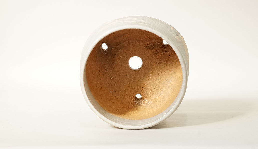 グレーとベージュの三つ脚丸鉢 艸屋 12.8cm A003