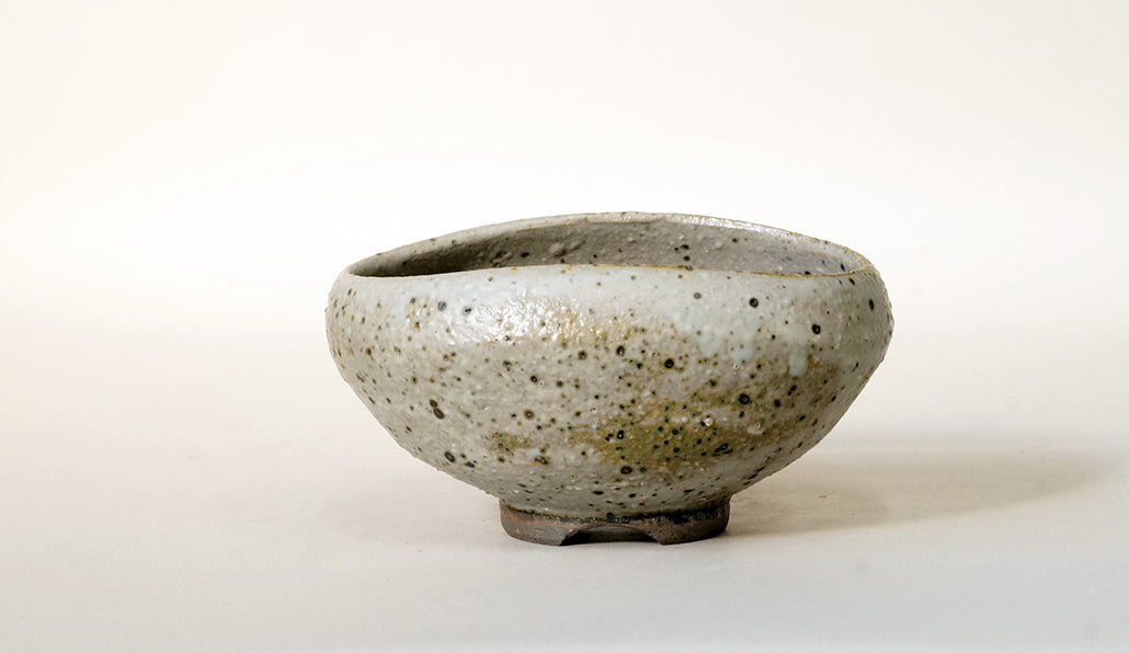 艸屋 黒のツブツブ扇型鉢 A012 11.2cm