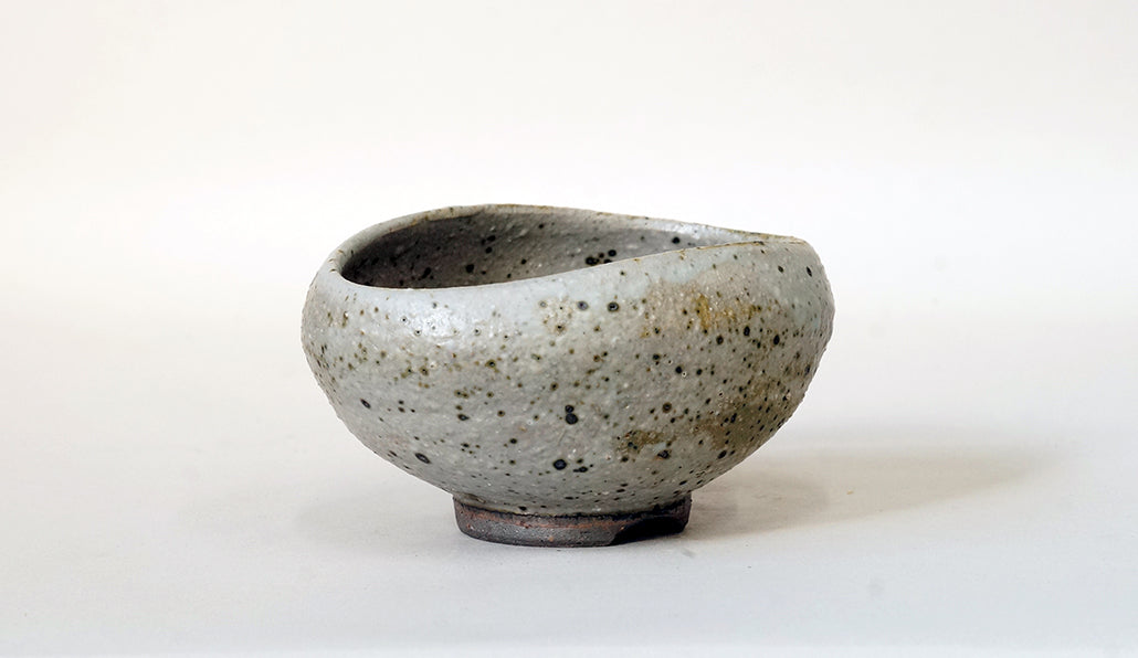 艸屋 黒のツブツブ扇型鉢 A012 11.2cm