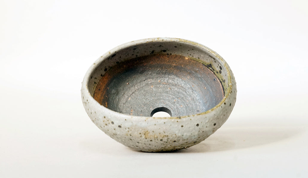 艸屋 黒のツブツブ扇型鉢 A012 11.2cm