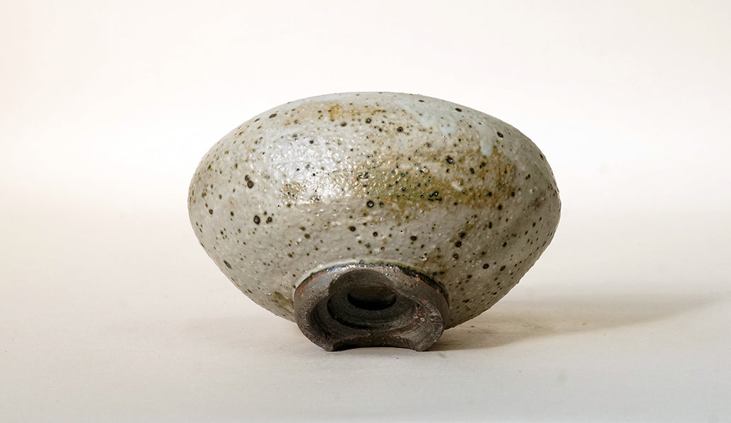 艸屋 黒のツブツブ扇型鉢 A012 11.2cm