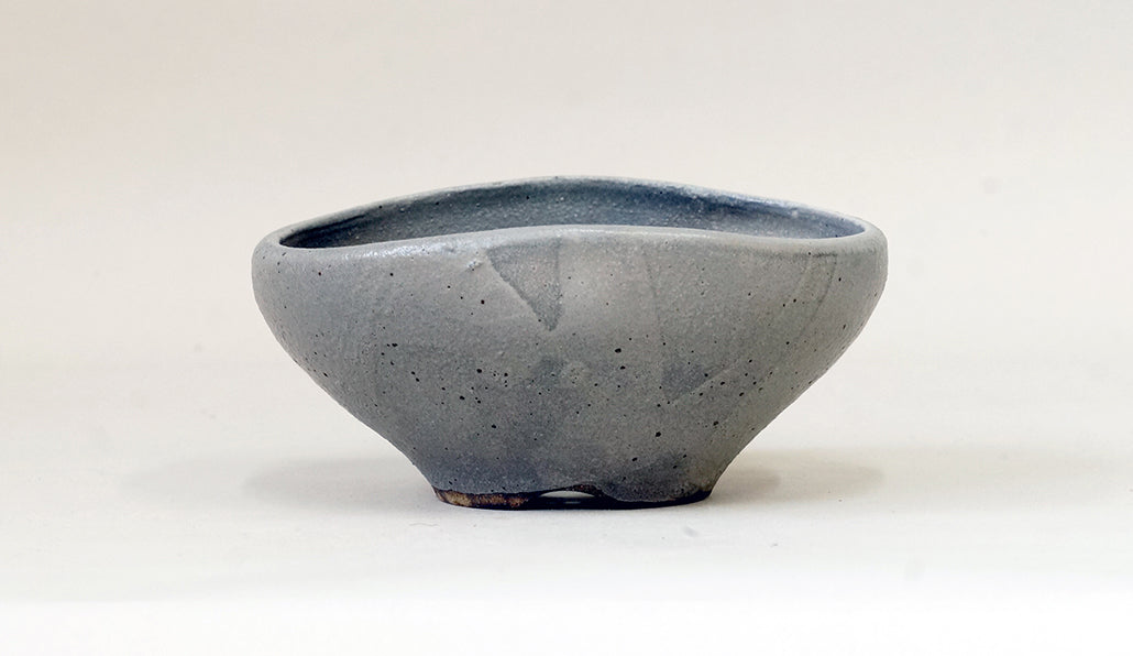 艸屋 グレーの扇形盆栽鉢 12.5cm A023