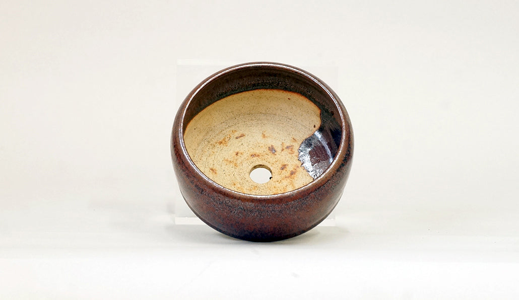 円盤型のこげ茶色丸鉢 艸屋 12cm A074