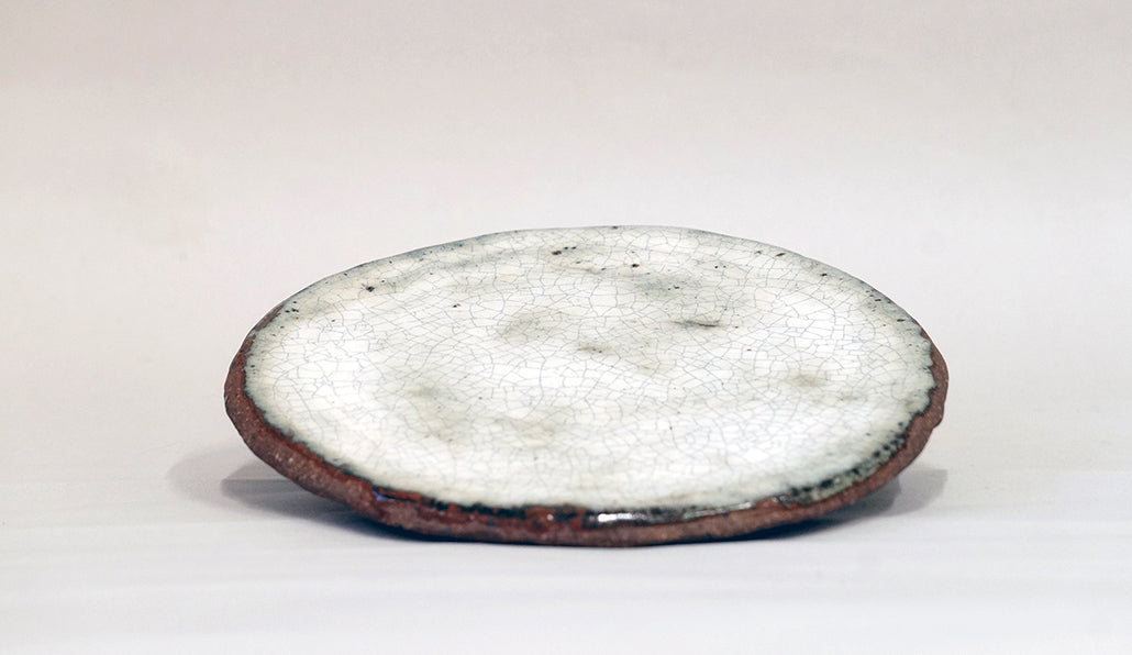 白釉の丸い陶板 越前文山 17.8cm B062