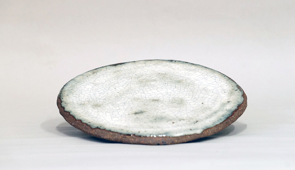 白釉の丸い陶板 越前文山 17.8cm B062