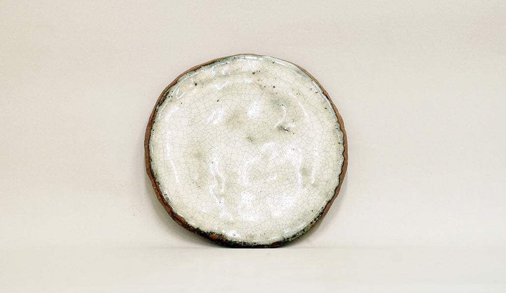 白釉の丸い陶板 越前文山 17.8cm B062