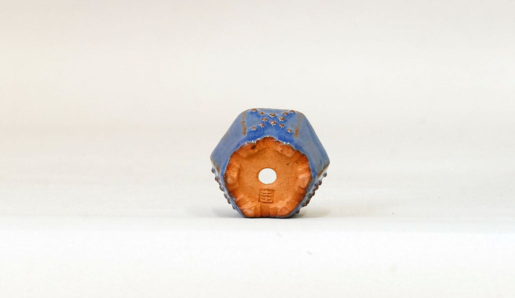 ブルーの鋲打ち六角鉢 みさき圭 4.2cm K044