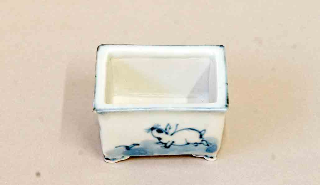 縁起物シリーズ!石川友香さんの染付兎図長方鉢 6.0cm