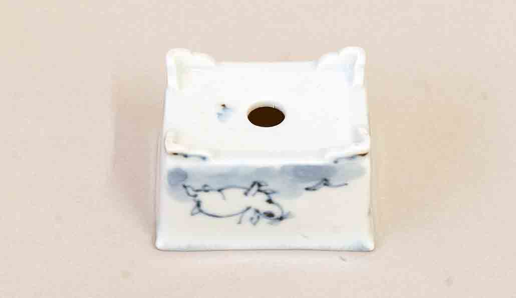 縁起物シリーズ!石川友香さんの染付兎図長方鉢 6.0cm