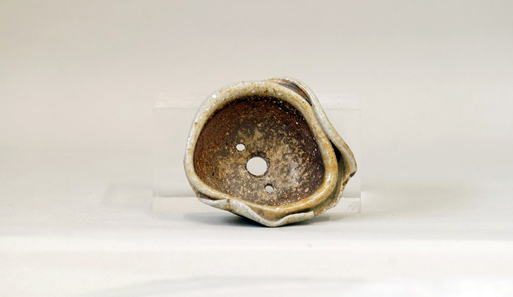 めくれ上がったフチの変形丸鉢 陶滋 7.4cm J028