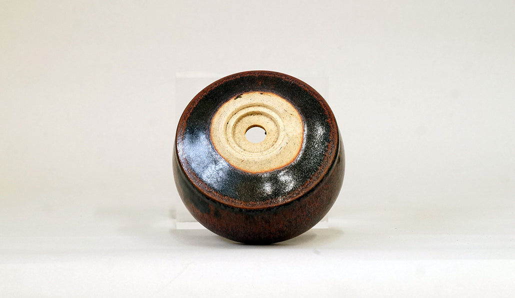 円盤型のこげ茶色丸鉢 艸屋 12cm A074