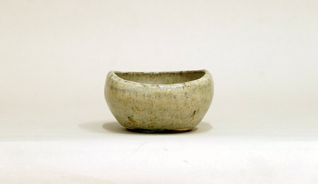 ベージュ色の扇形盆栽鉢 艸屋 10.3cm A075　