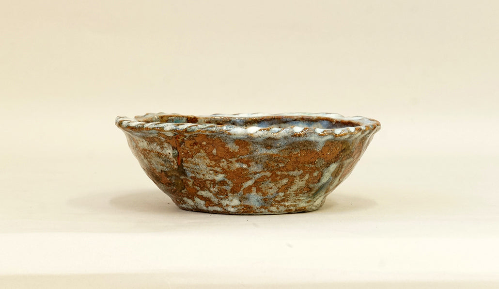 ベージュに白の丸鉢 越前文山 15cm B077