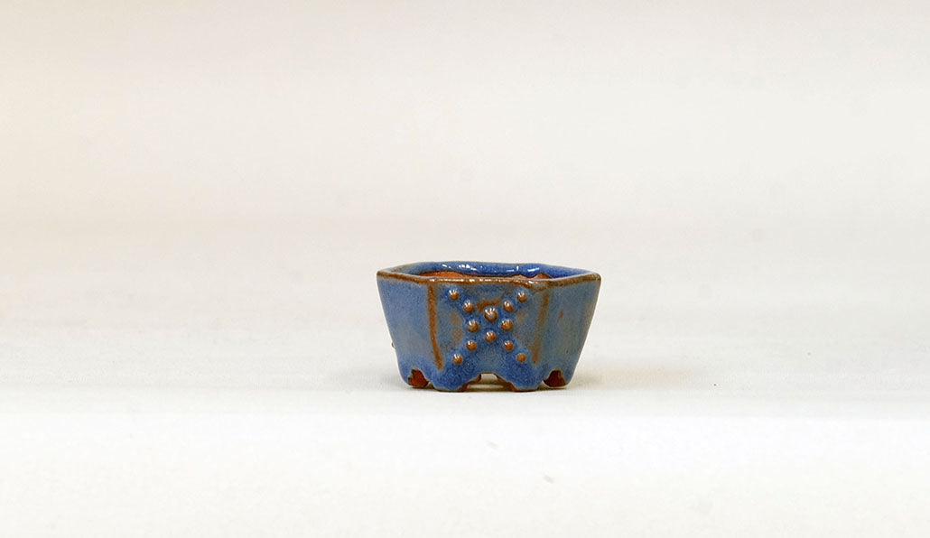 ブルーの鋲打ち六角鉢 みさき圭 4.2cm K044